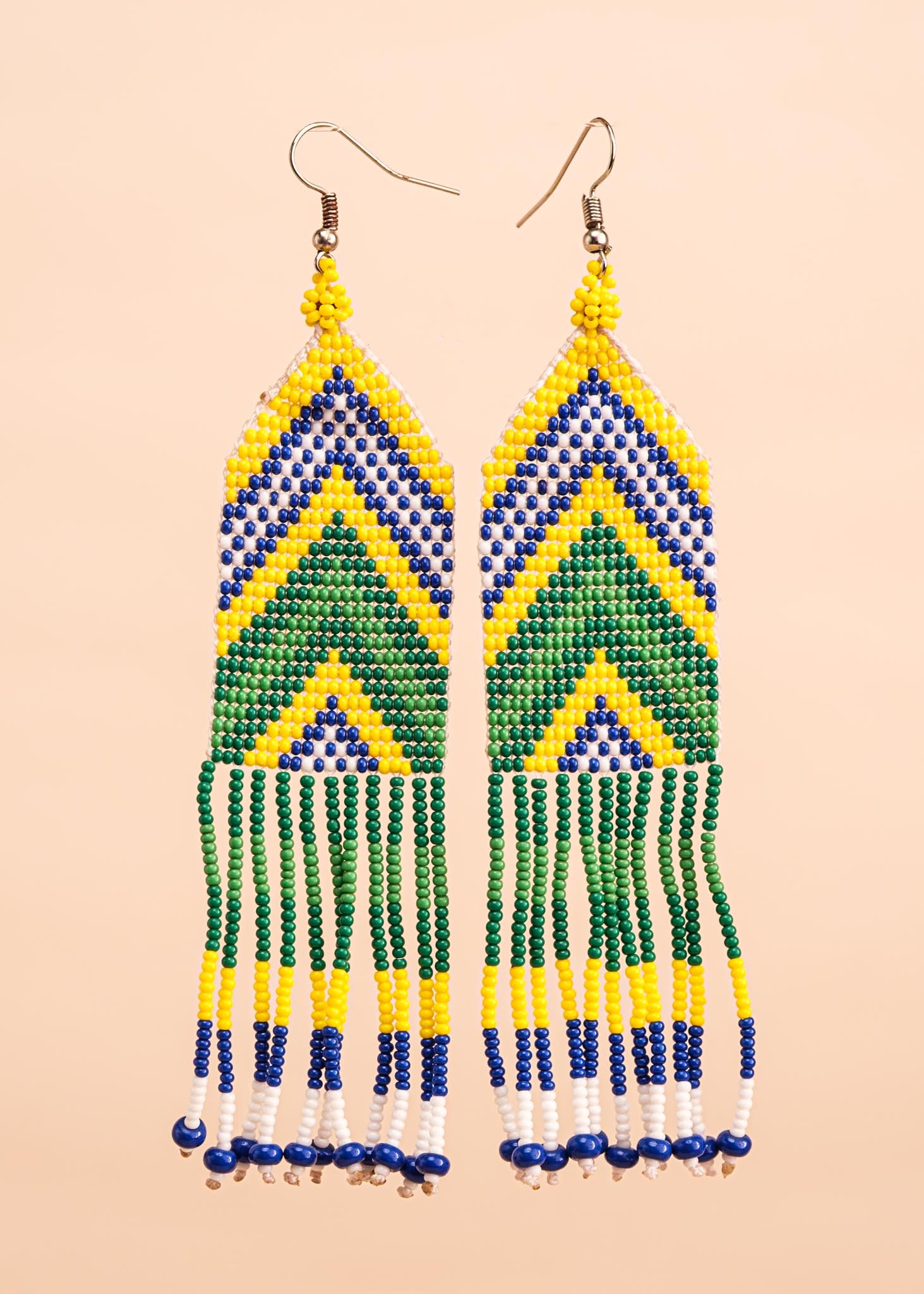 Brincos de miçangas azul, verde e amarelo feita pelo povo Waurá, artesanato indígena brasileiro