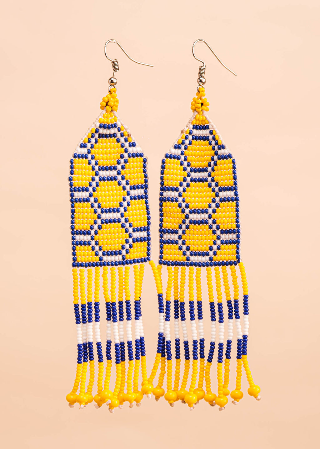 Brincos de miçangas azul, branco e amarelo feita pelo povo Waurá, artesanato indígena brasileiro