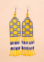 Brincos de miçangas azul, branco e amarelo feita pelo povo Waurá, artesanato indígena brasileiro