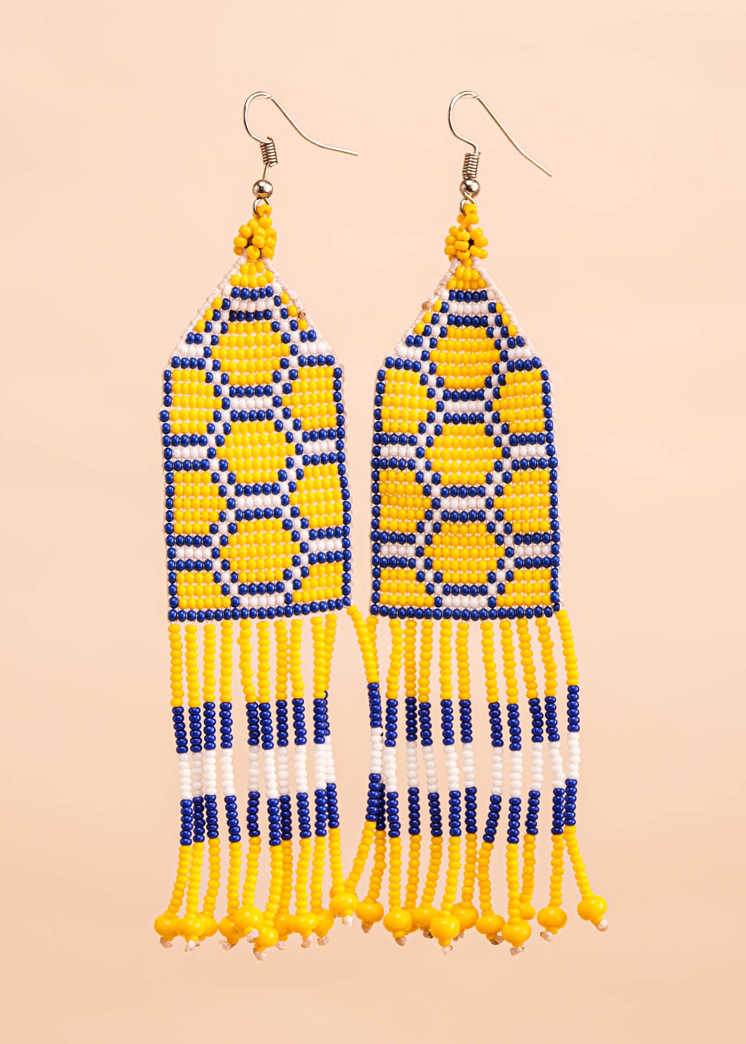Brincos de miçangas azul, branco e amarelo feita pelo povo Waurá, artesanato indígena brasileiro