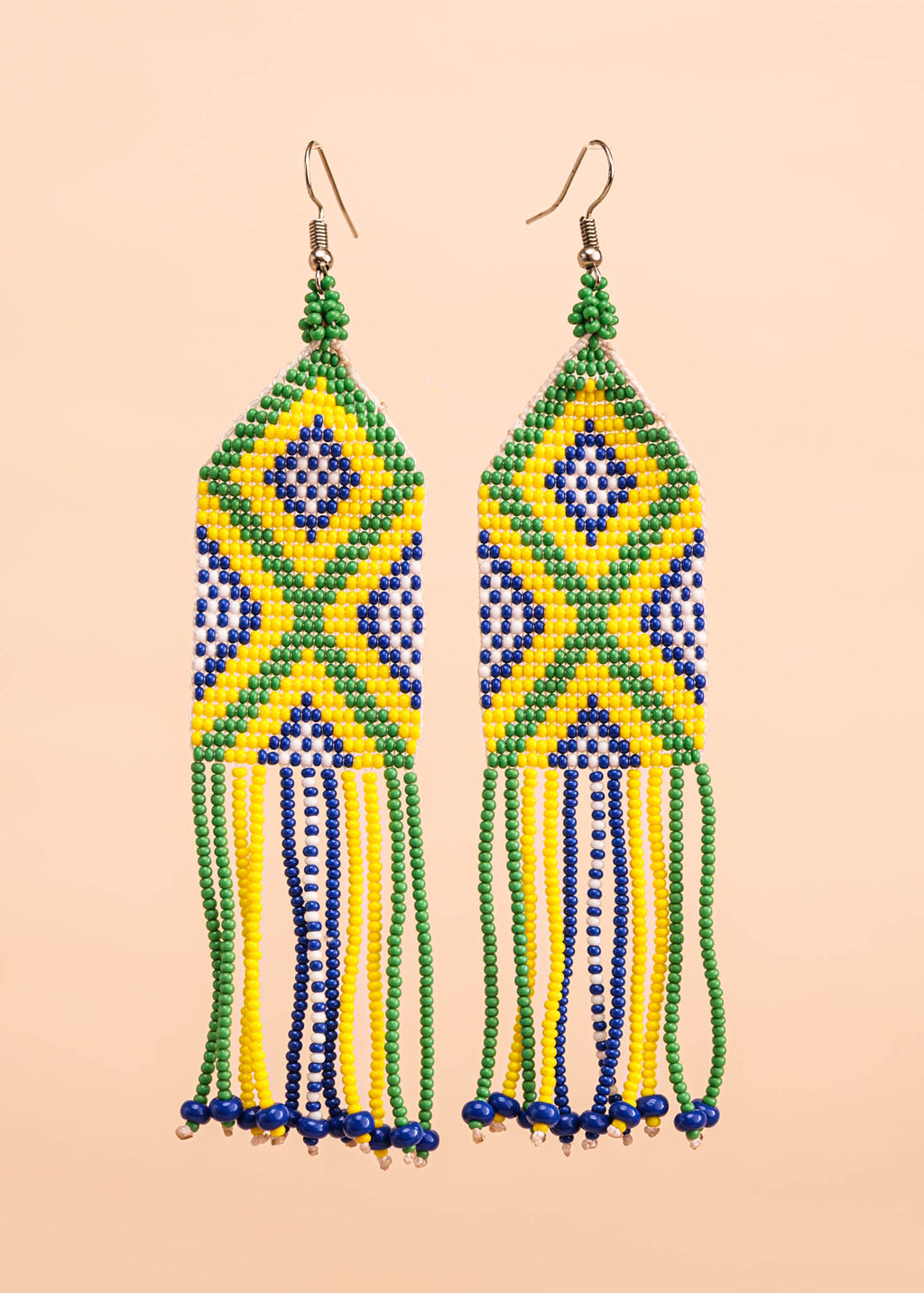 Brincos de miçangas verde e amarelo feita pelo povo Waurá, artesanato indígena brasileiro