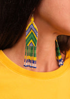 Brincos de miçangas azul, verde e amarelo feita pelo povo Waurá, artesanato indígena brasileiro