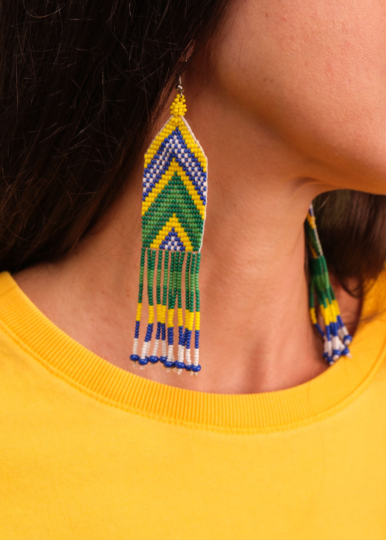 Brincos de miçangas azul, verde e amarelo feita pelo povo Waurá, artesanato indígena brasileiro