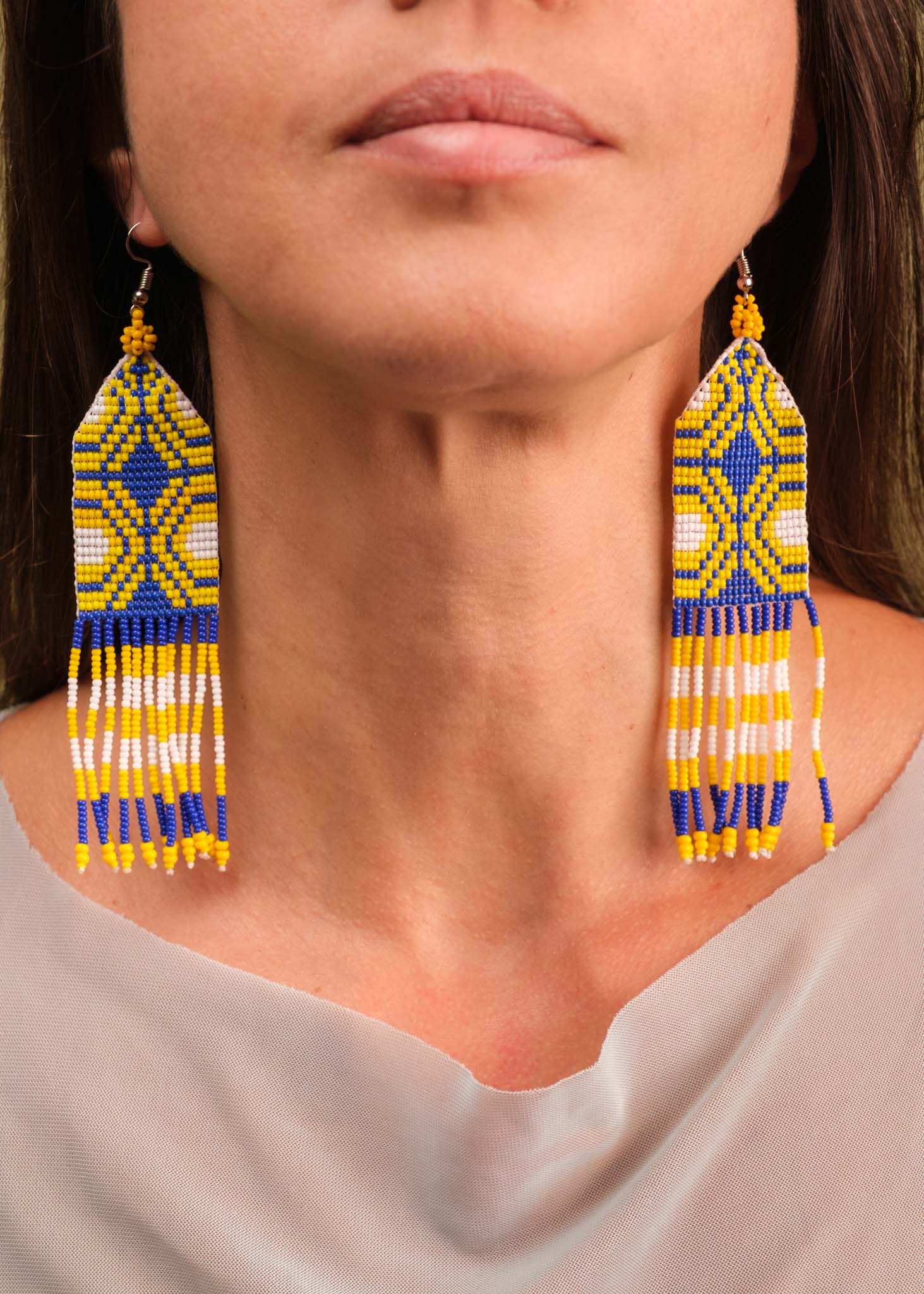 Brincos de miçangas azul e amarela feita pelo povo Waurá, artesanato indígena brasileiro Imagem principal do produto