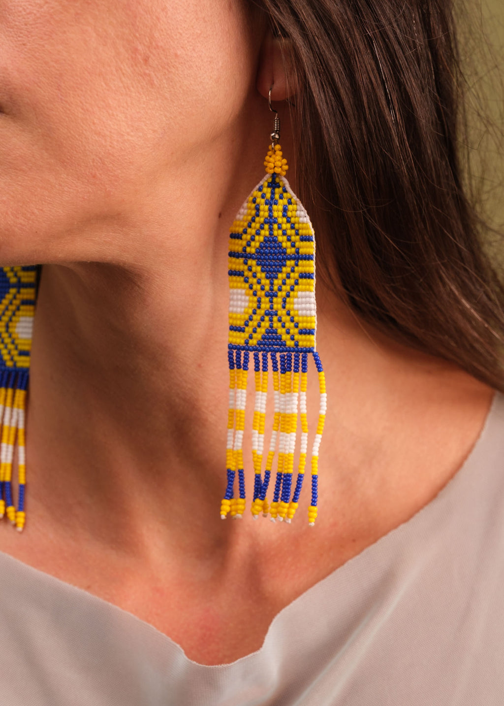 Brincos de miçangas azul e amarela feita pelo povo Waurá, artesanato indígena brasileiro
