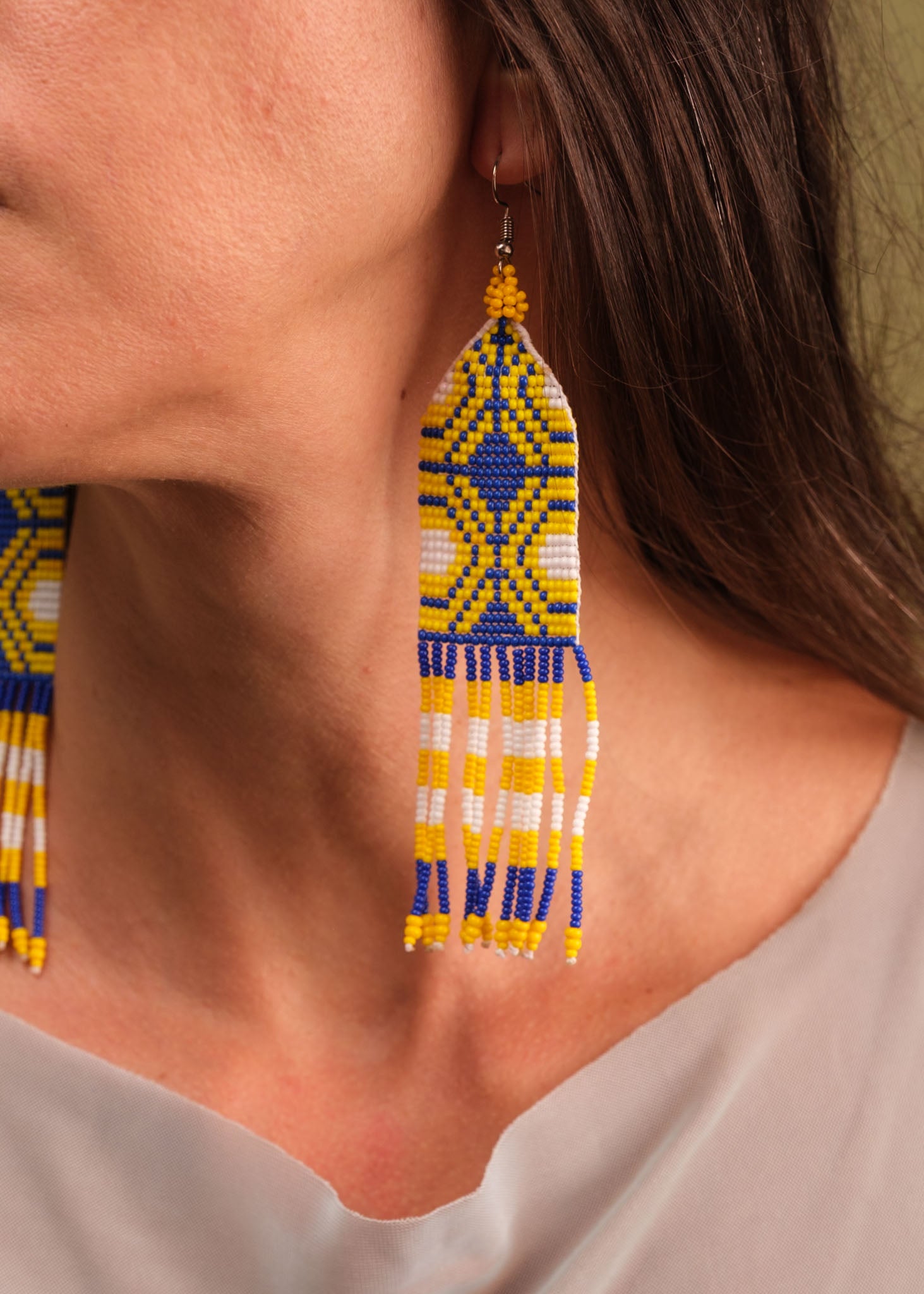 Brincos de miçangas azul e amarela feita pelo povo Waurá, artesanato indígena brasileiro
