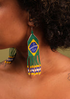 Brincos de miçangas amarelo, verde, azul e branco feita pelo povo Waurá, artesanato indígena brasileiro
