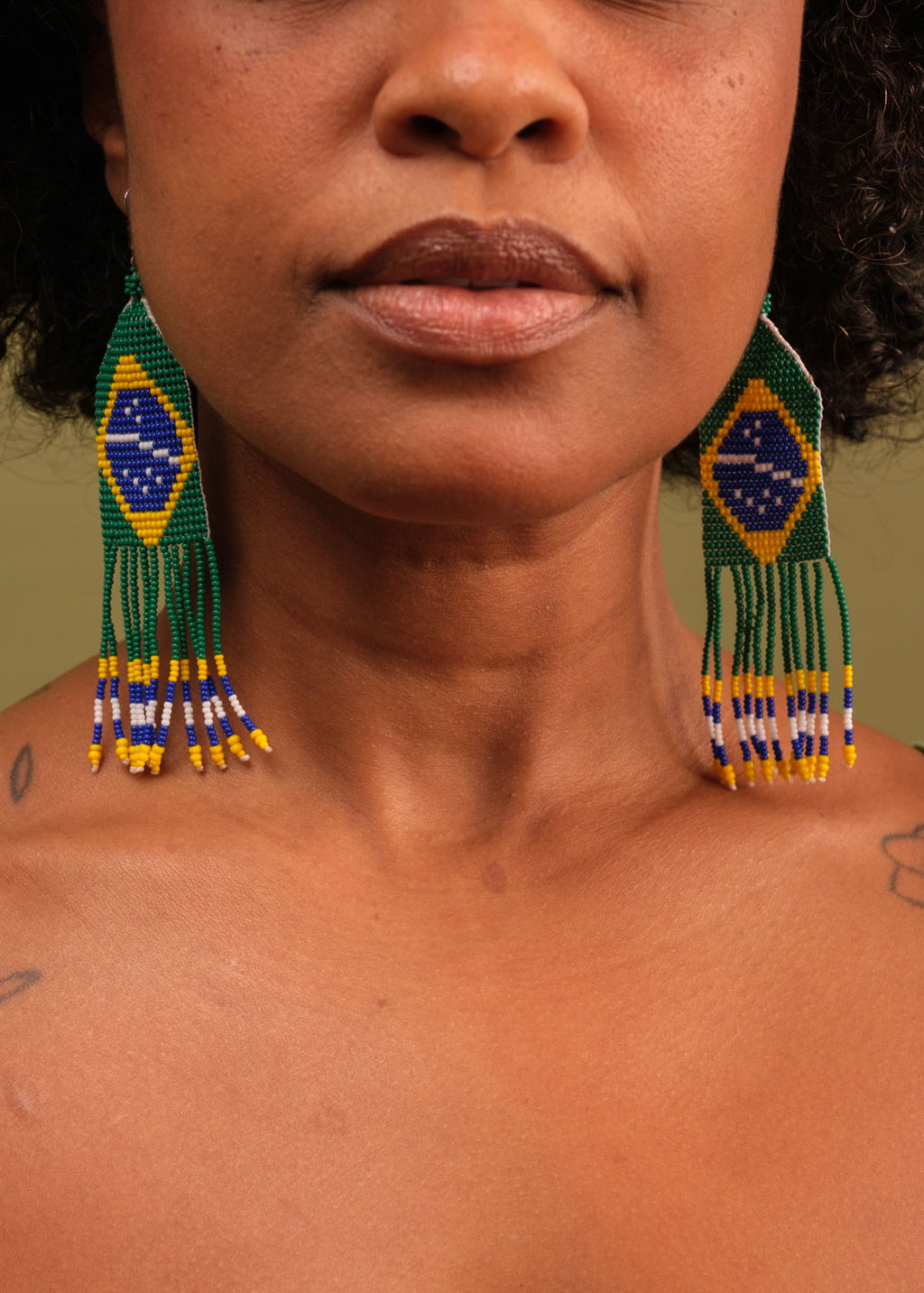 Brincos de miçangas amarelo, verde, azul e branco feita pelo povo Waurá, artesanato indígena brasileiro