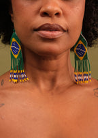 Brincos de miçangas amarelo, verde, azul e branco feita pelo povo Waurá, artesanato indígena brasileiro