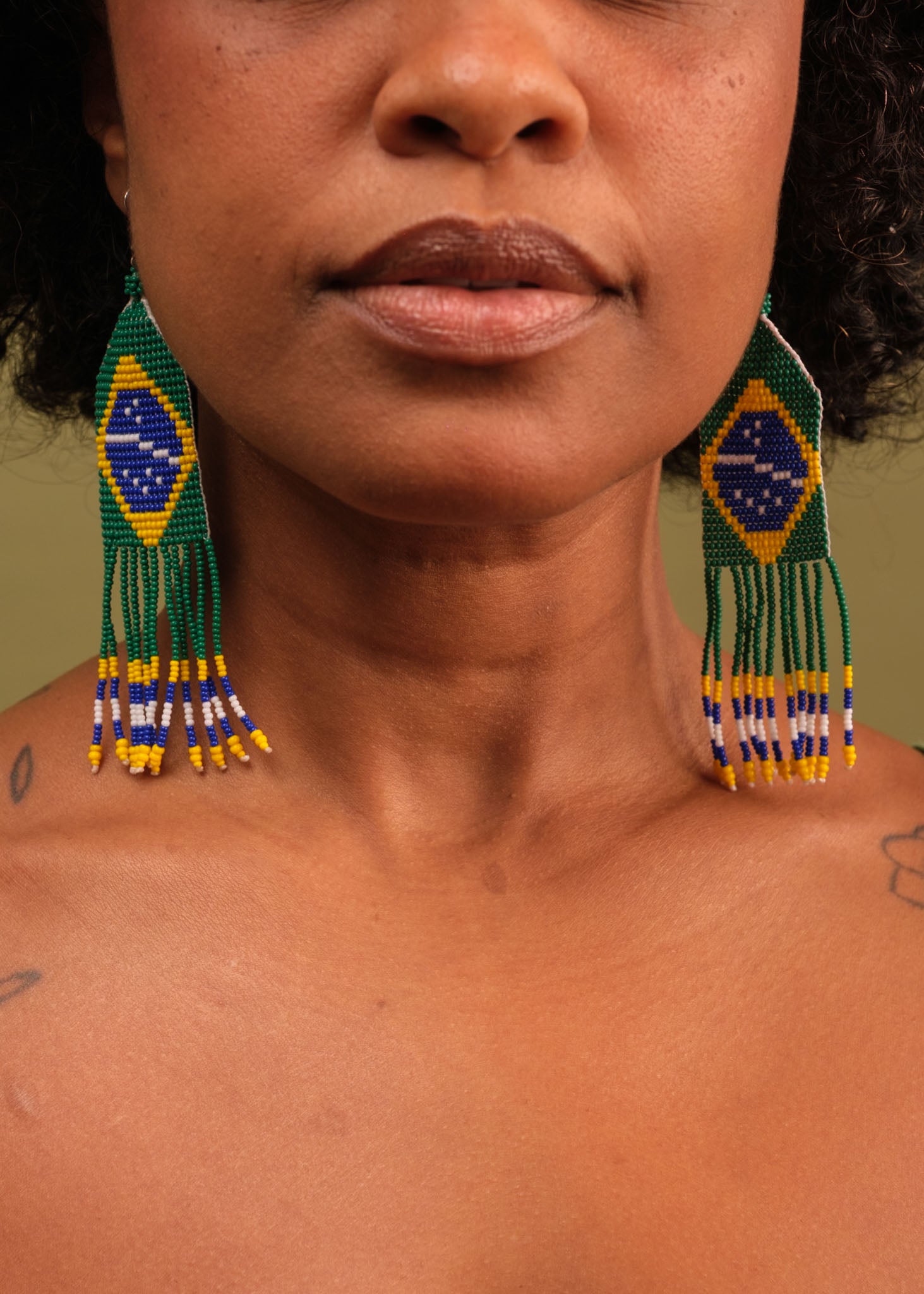 Brincos de miçangas amarelo, verde, azul e branco feita pelo povo Waurá, artesanato indígena brasileiro