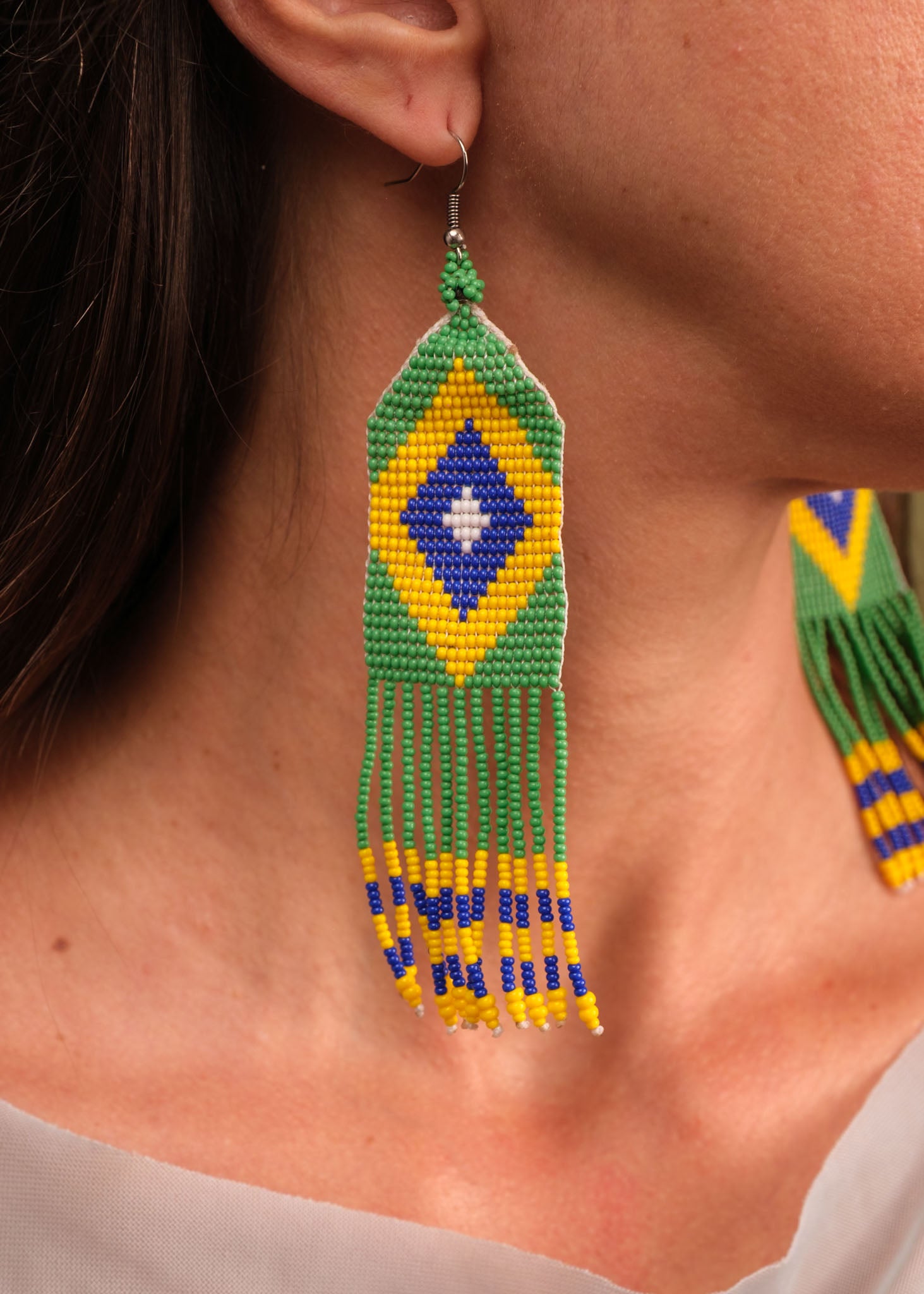 Brincos de miçangas azul, verde e amarelo feita pelo povo Waurá, artesanato indígena brasileiro