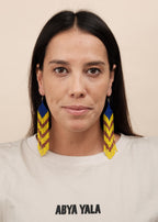 Brincos de miçangas azul e amarelo feito pelo povo Kayapó, artesanato indígena brasileiro