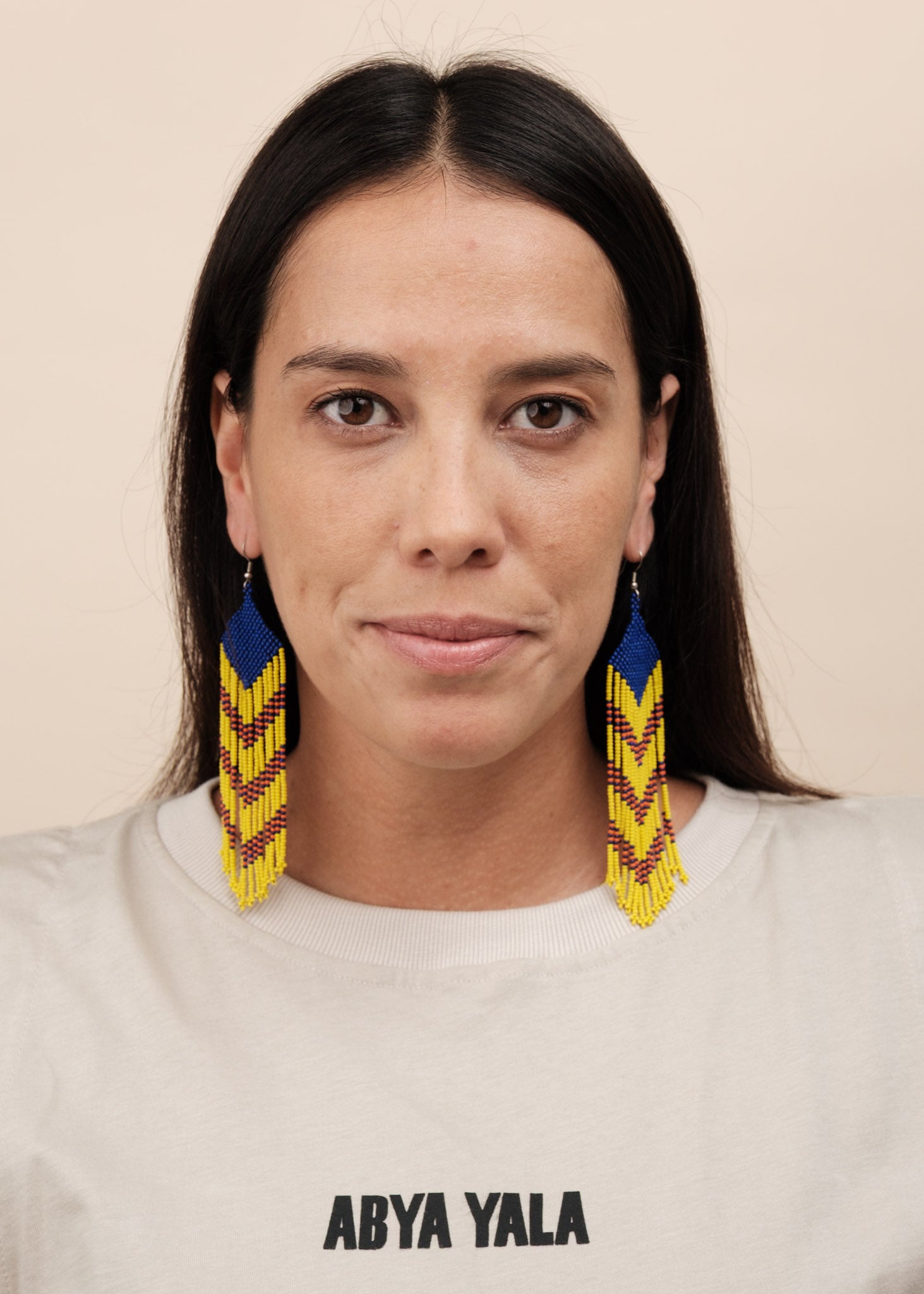 Brincos de miçangas azul e amarelo feito pelo povo Kayapó, artesanato indígena brasileiro