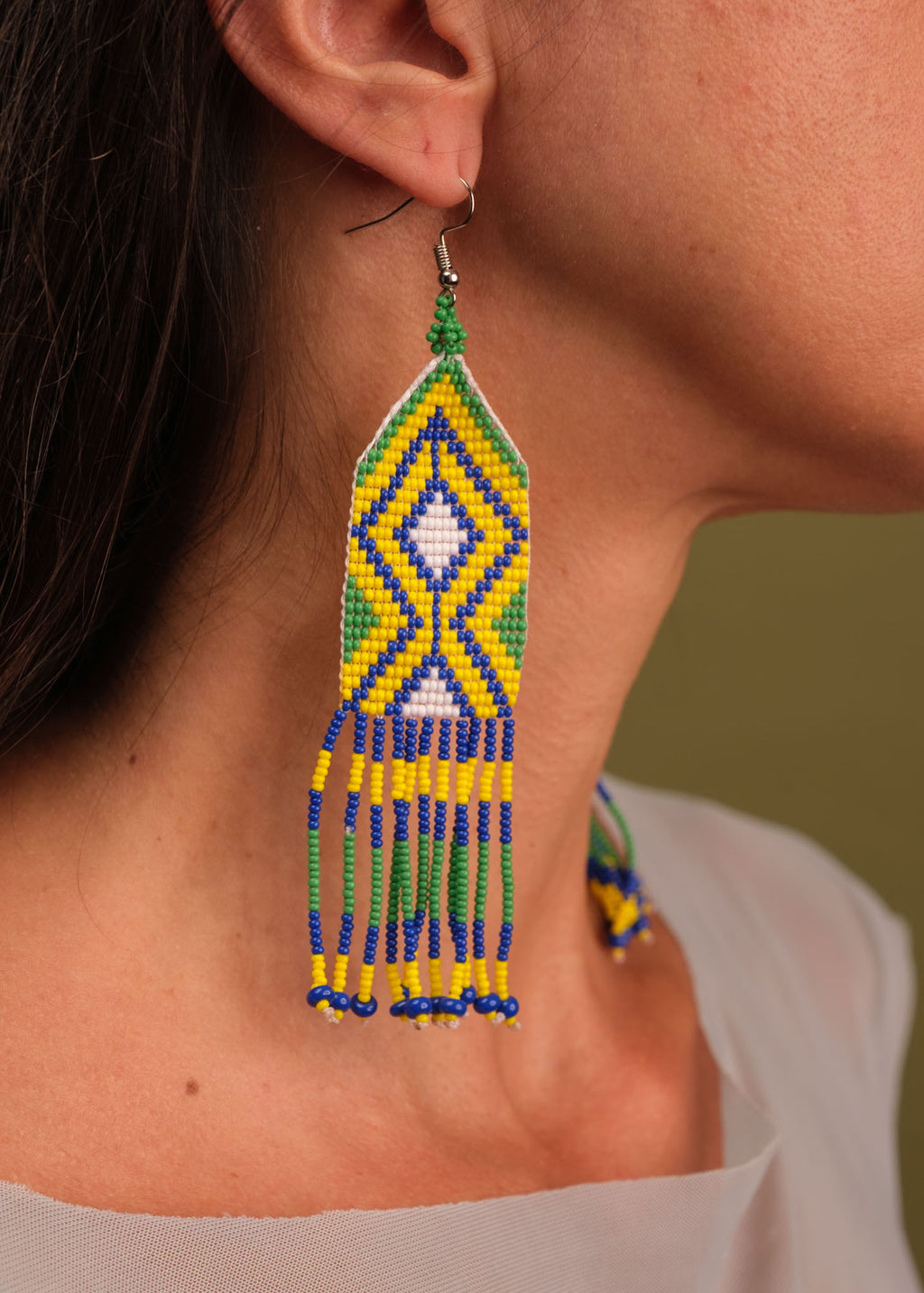 Brincos de miçangas colorida feita pelo povo Waurá, artesanato indígena brasileiro