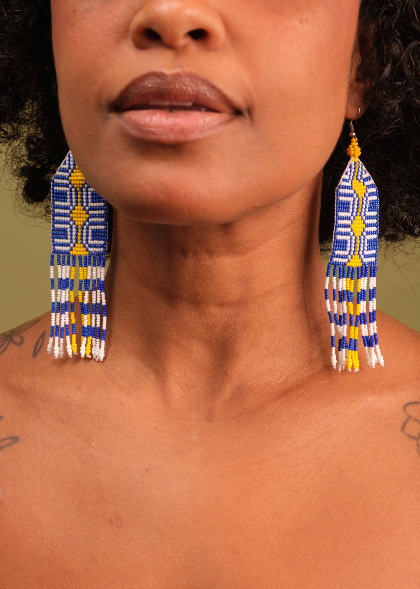 Brincos de miçangas azul, branco e amarelo feita pelo povo Waurá, artesanato indígena brasileiro Imagem principal do produto