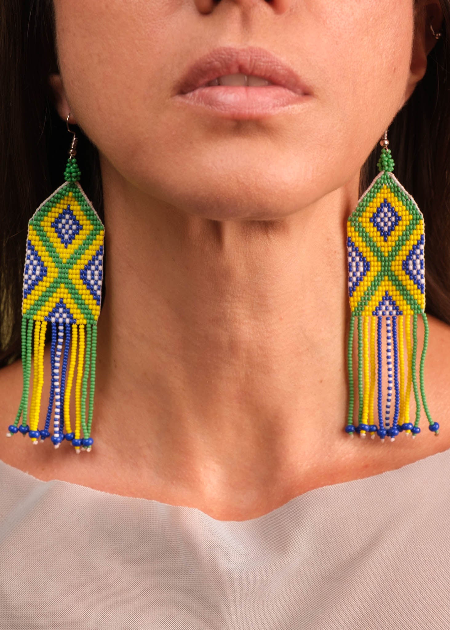 Brincos de miçangas verde e amarelo feita pelo povo Waurá, artesanato indígena brasileiro Imagem principal do produto