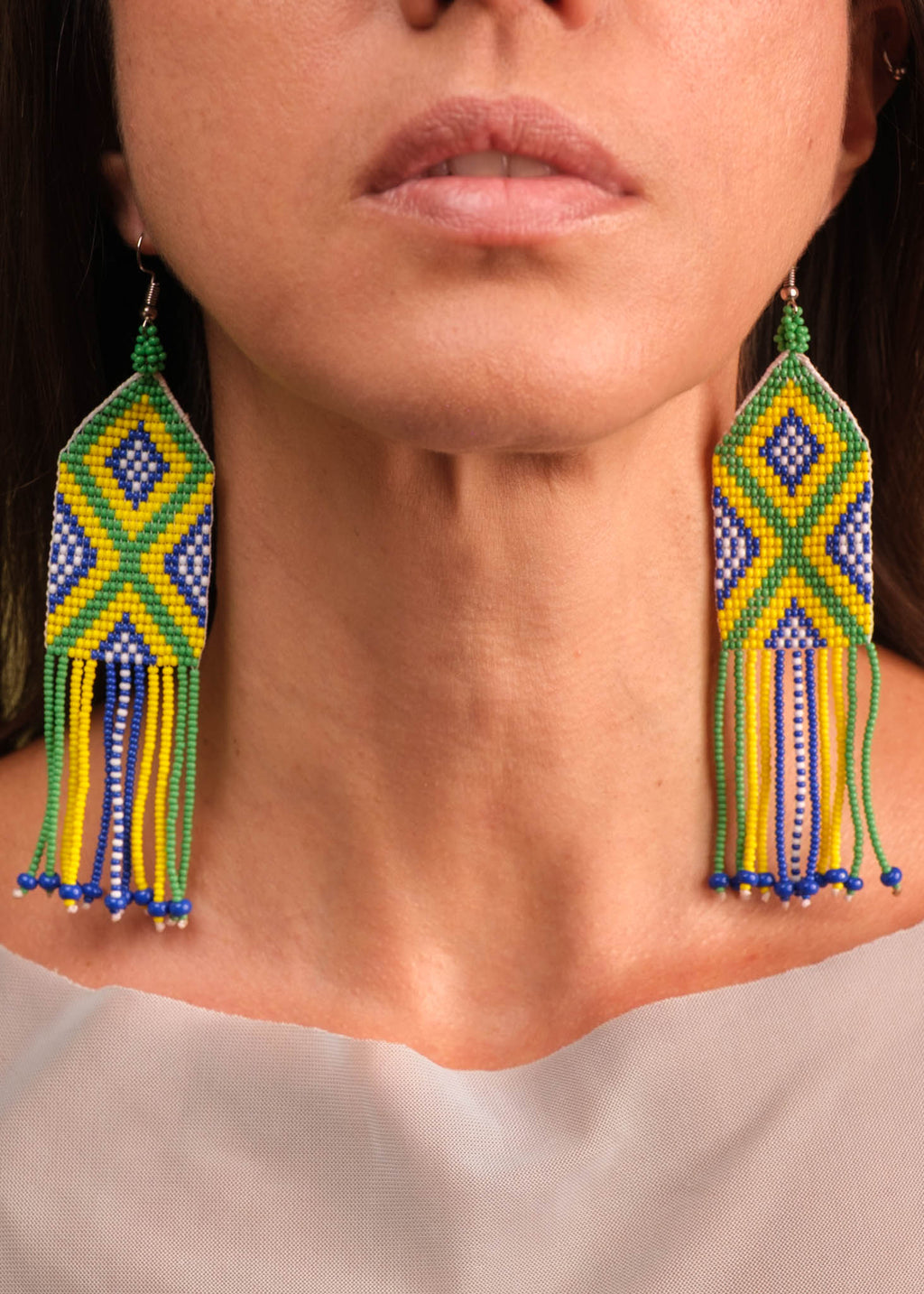 Brincos de miçangas verde e amarelo feita pelo povo Waurá, artesanato indígena brasileiro