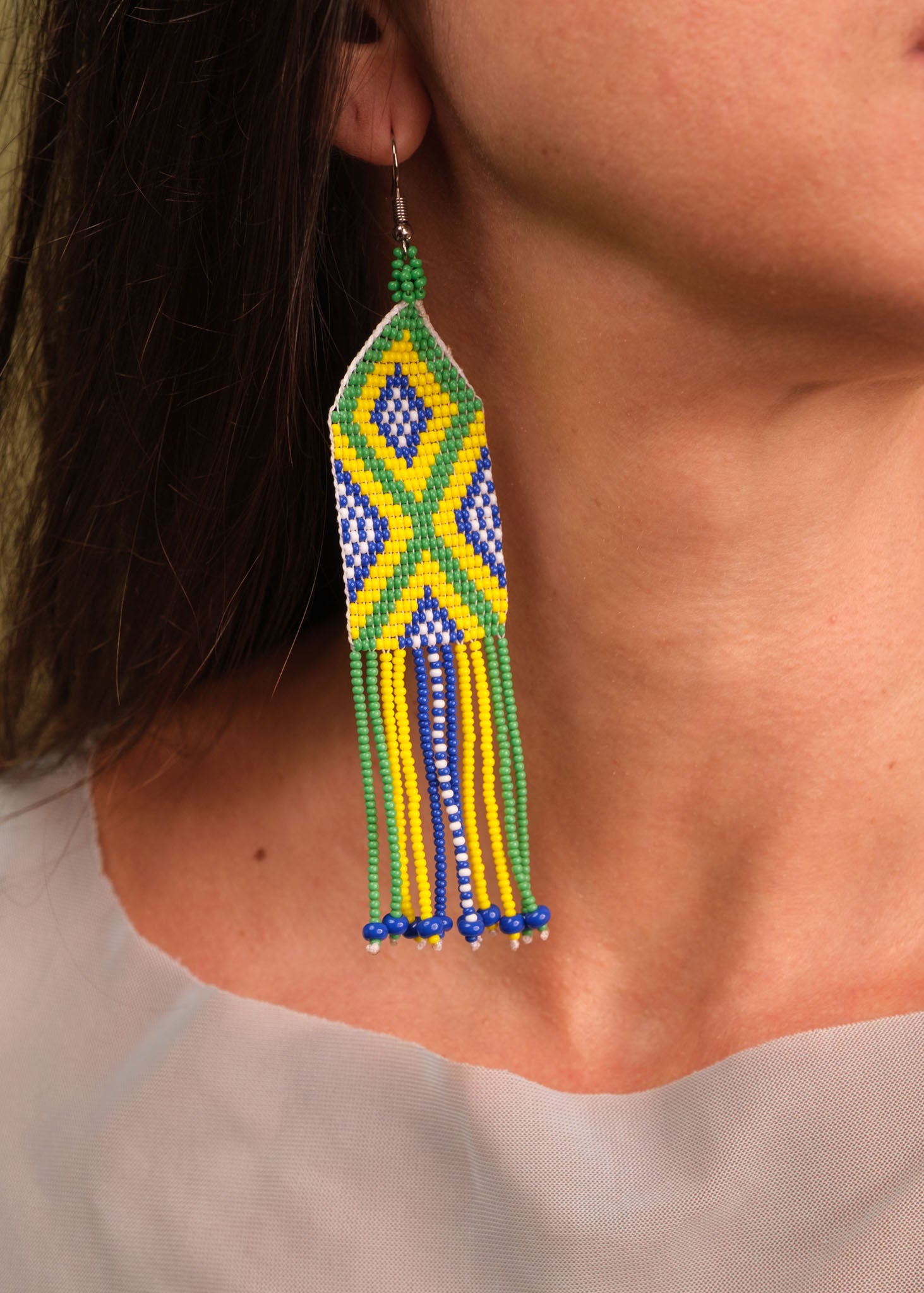Brincos de miçangas verde e amarelo feita pelo povo Waurá, artesanato indígena brasileiro