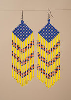 Brincos de miçangas azul e amarelo feito pelo povo Kayapó, artesanato indígena brasileiro