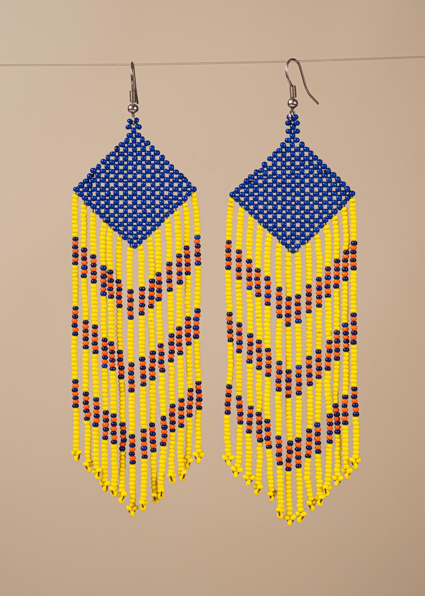 Brincos de miçangas azul e amarelo feito pelo povo Kayapó, artesanato indígena brasileiro