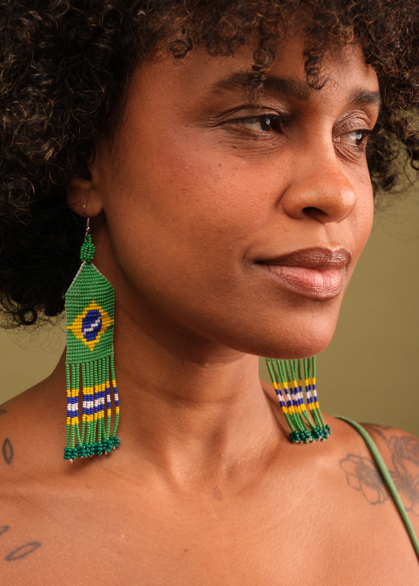 Brinco de miçangas verde, amarelo e azul feito pelo povo Waurá, artesanato indígena brasileiro 
