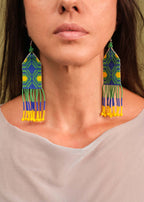 Brincos de miçangas azul, verde e amarelo feita pelo povo Waurá, artesanato indígena brasileiro