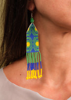Brincos de miçangas azul, verde e amarelo feita pelo povo Waurá, artesanato indígena brasileiro
