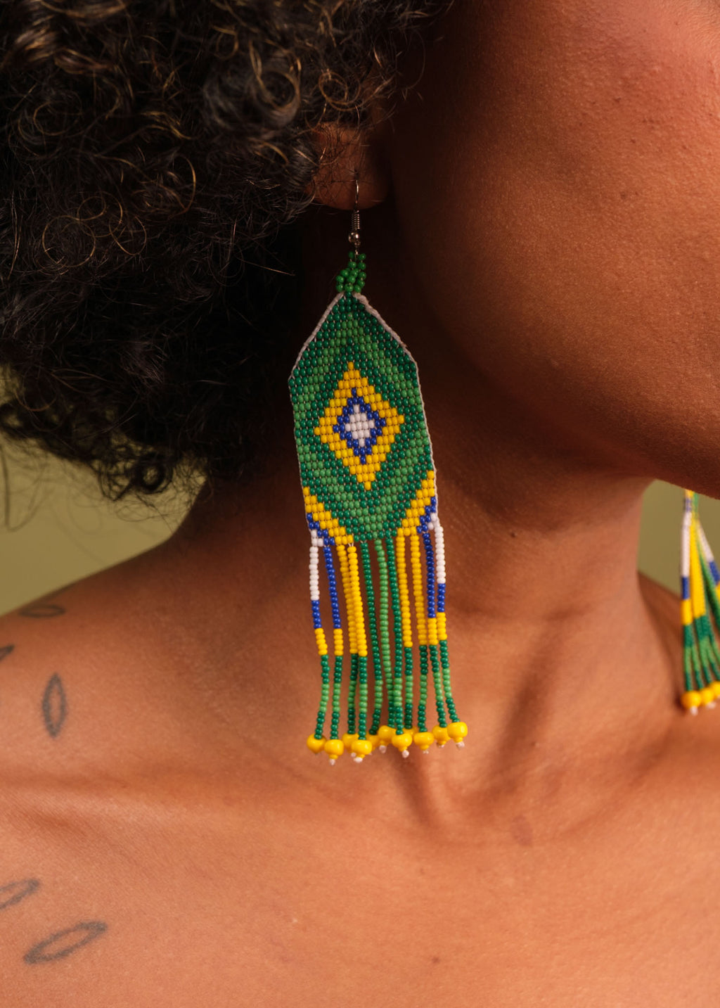 Brincos de miçangas verde e amarelo feita pelo povo Waurá, artesanato indígena brasileiro