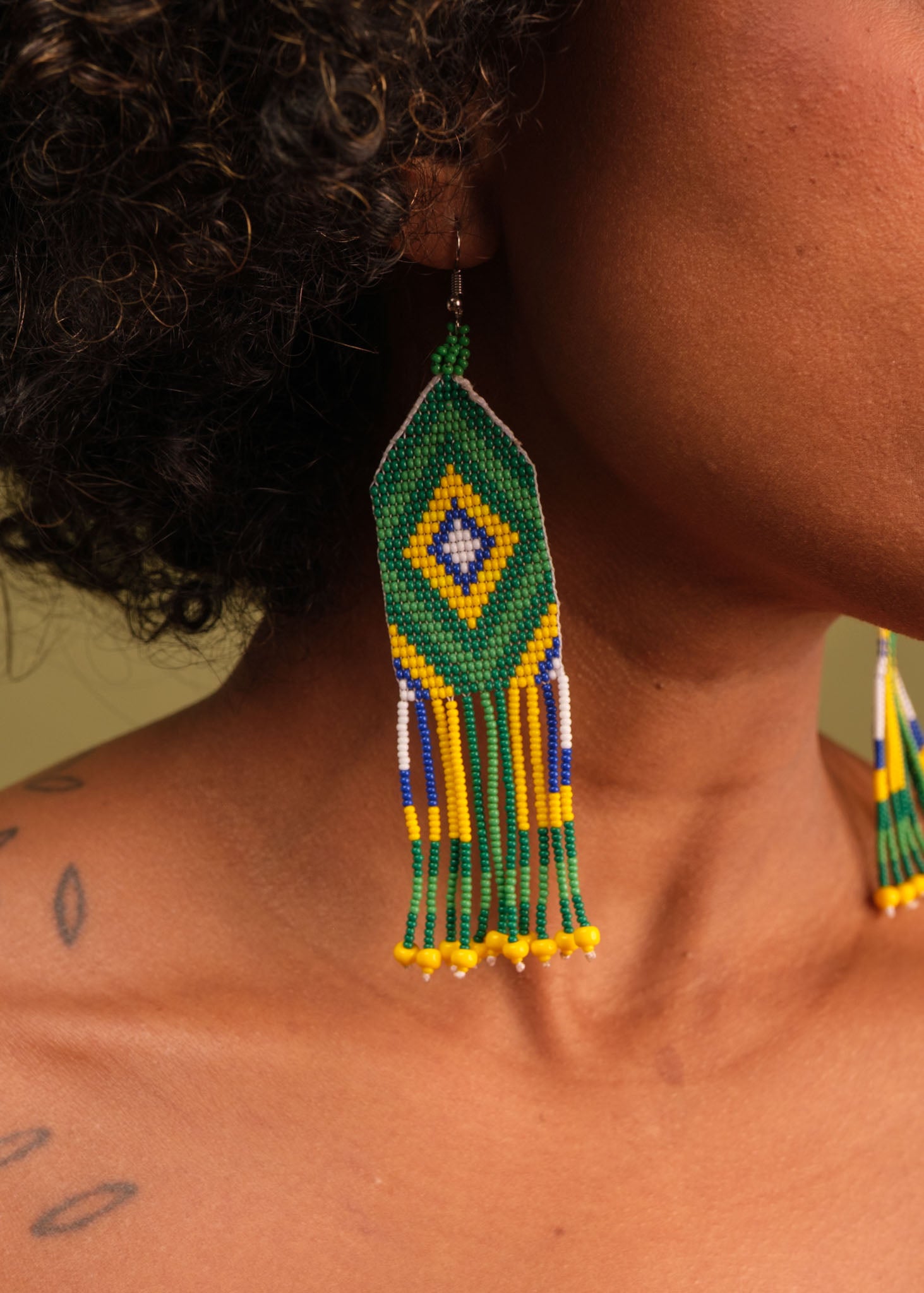 Brincos de miçangas verde e amarelo feita pelo povo Waurá, artesanato indígena brasileiro