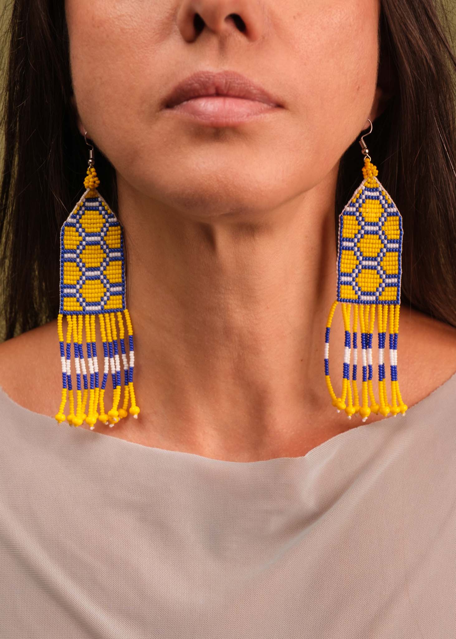 Brincos de miçangas azul, branco e amarelo feita pelo povo Waurá, artesanato indígena brasileiro