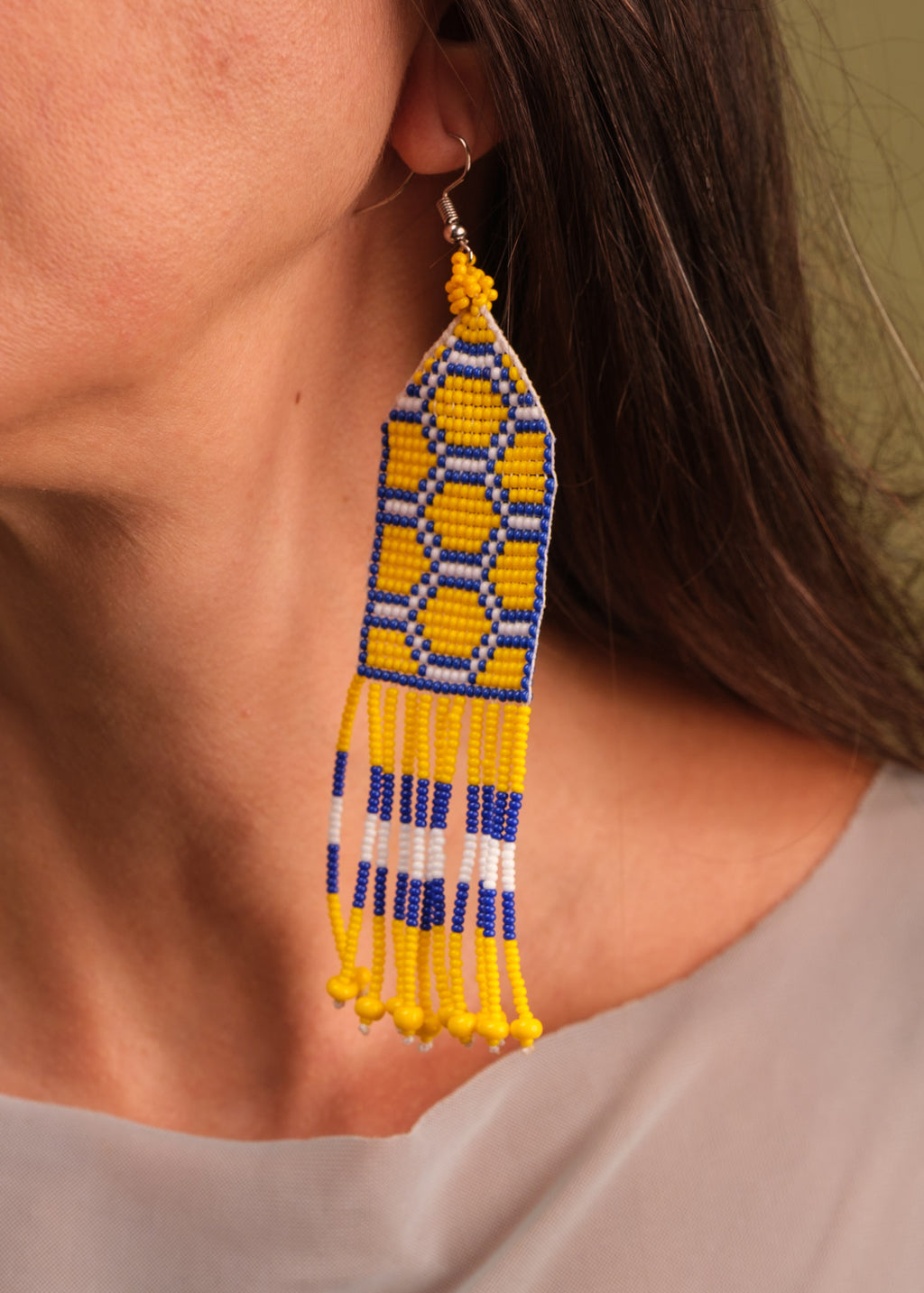 Brincos de miçangas azul, branco e amarelo feita pelo povo Waurá, artesanato indígena brasileiro