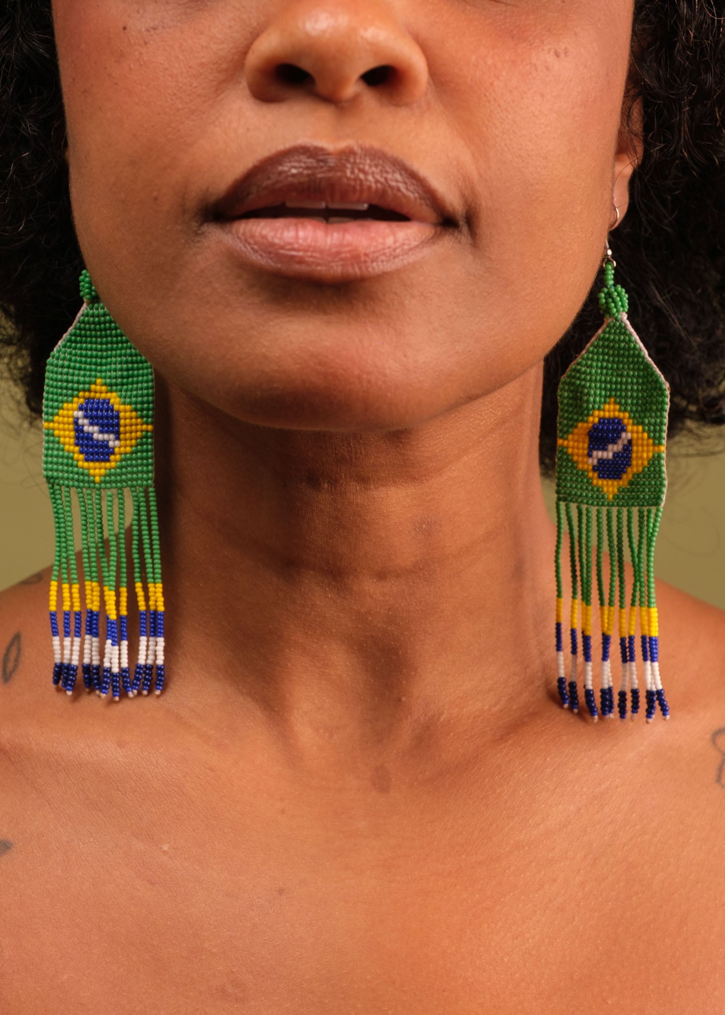 Brincos de miçangas azul, verde e branco feita pelo povo Waurá, artesanato indígena brasileiro Imagem principal do produto
