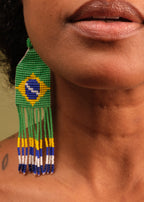 Brincos de miçangas azul, verde e branco feita pelo povo Waurá, artesanato indígena brasileiro