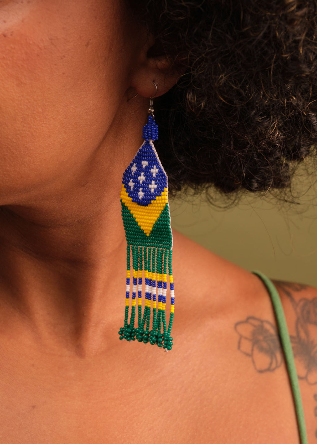 Brincos de miçangas azul, verde e amarelo feita pelo povo Waurá, artesanato indígena brasileiro