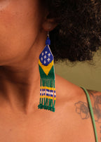 Brincos de miçangas azul, verde e amarelo feita pelo povo Waurá, artesanato indígena brasileiro