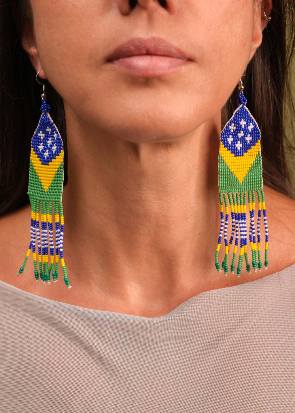 Brincos de miçangas colorida feita pelo povo Waurá, artesanato indígena brasileiro