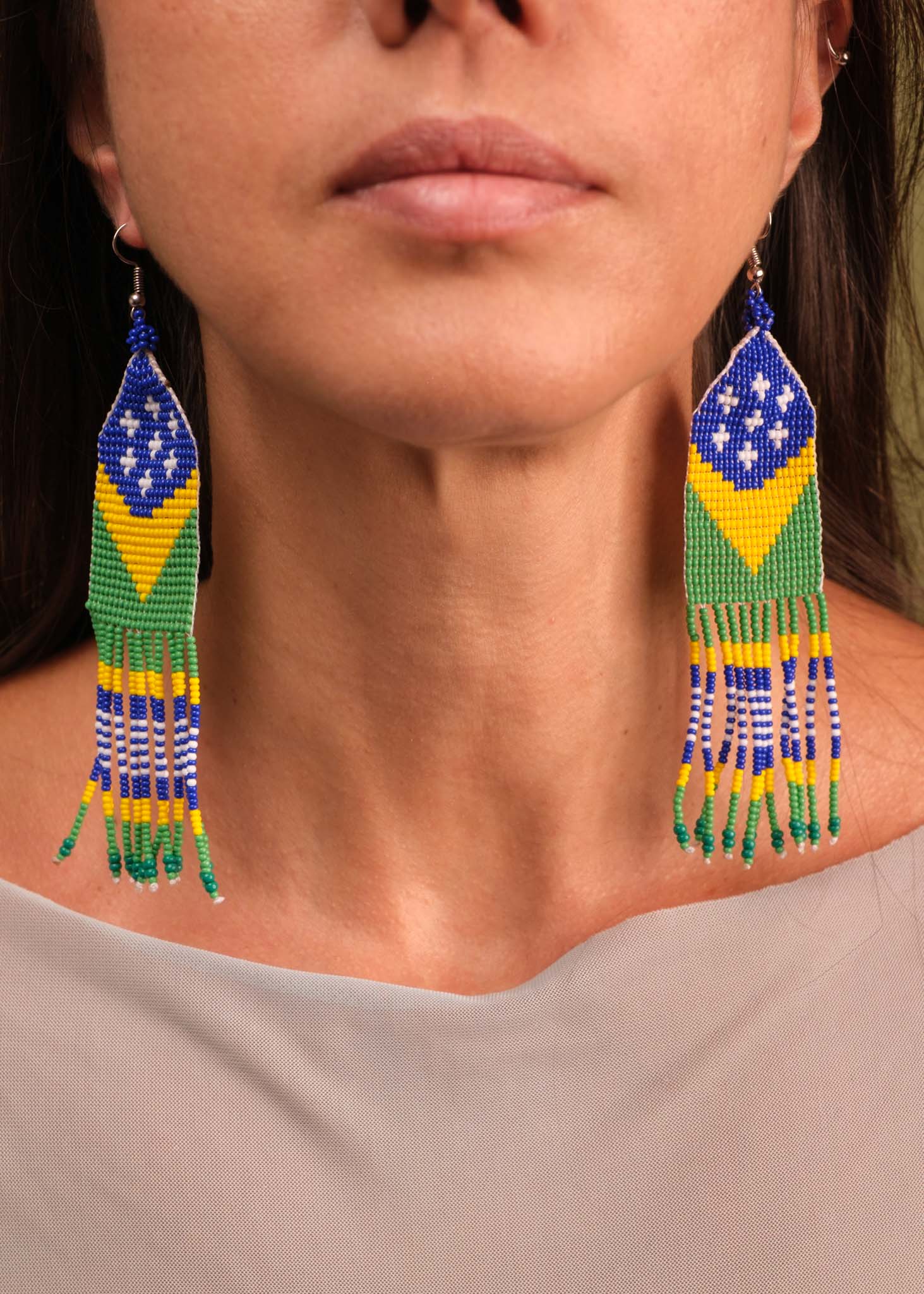 Brincos de miçangas amarelo, verde, azul e branco feita pelo povo Waurá, artesanato indígena brasileiro Imagem principal do produto