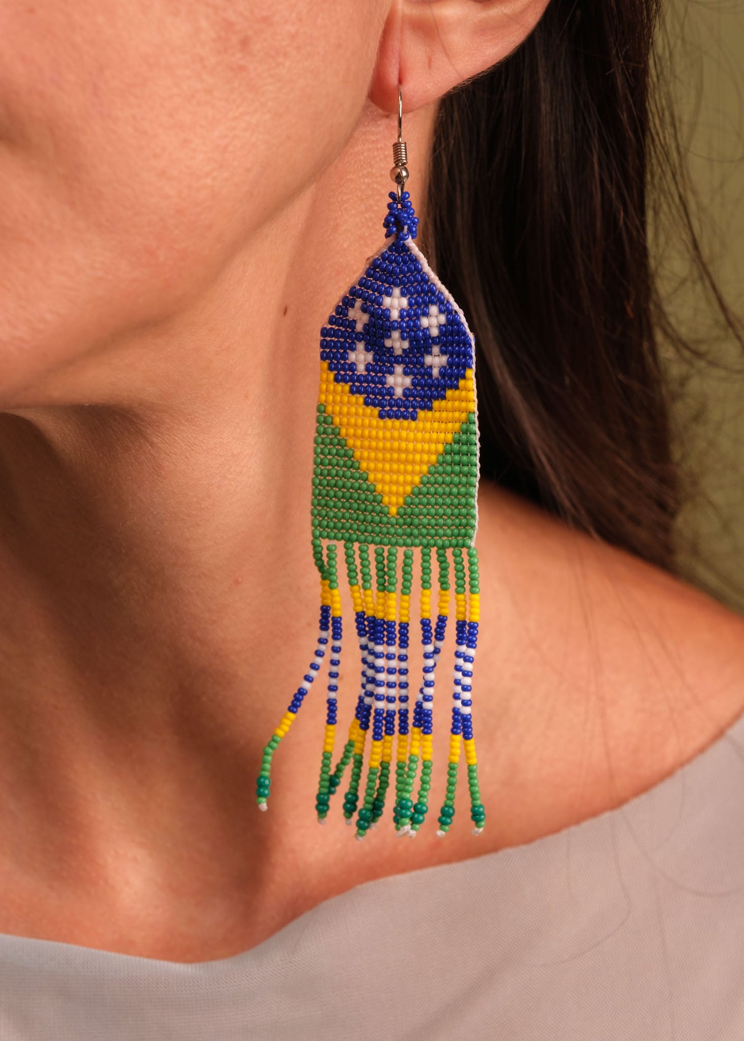 Brincos de miçangas colorida feita pelo povo Waurá, artesanato indígena brasileiro