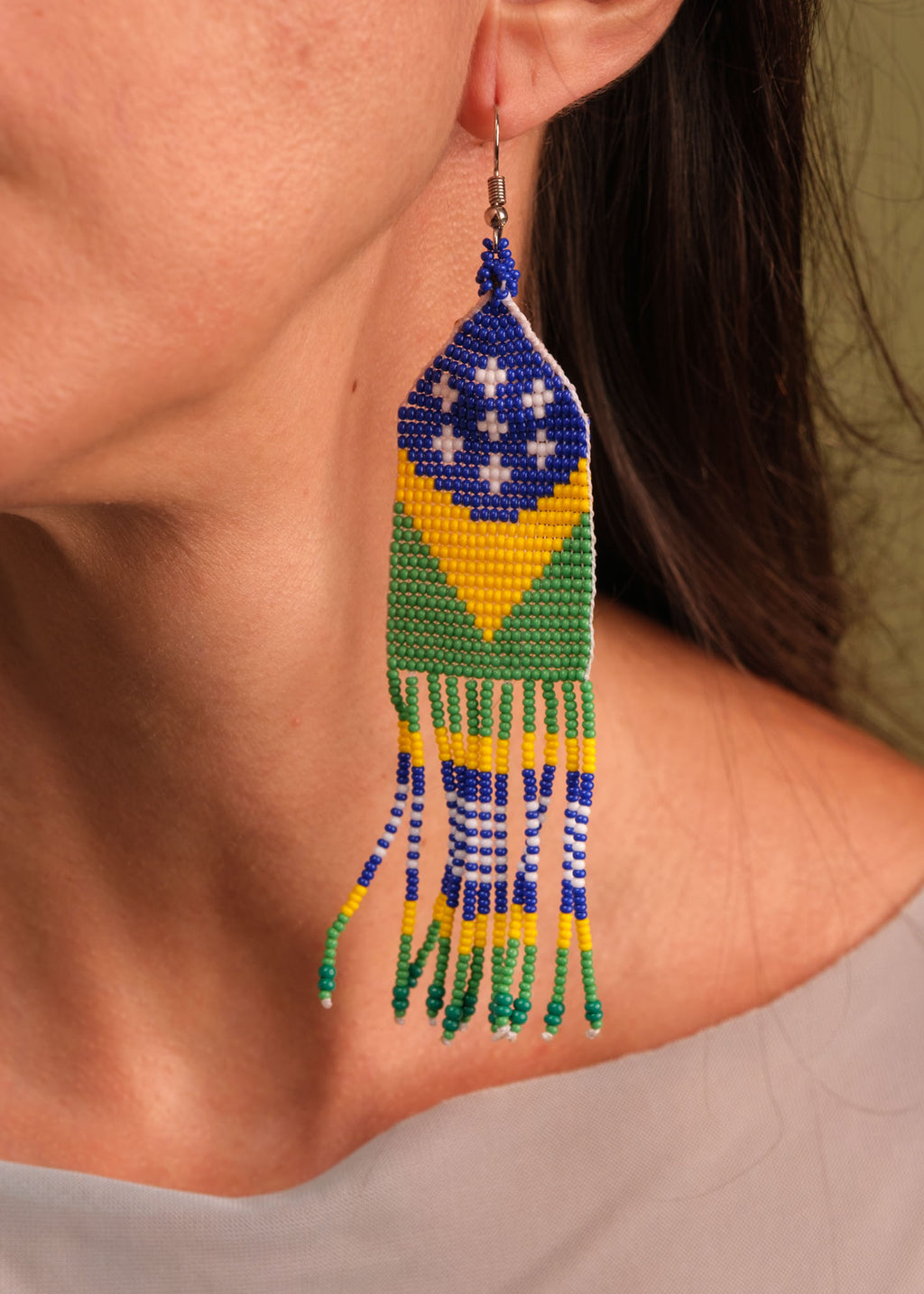 Brincos de miçangas amarelo, verde, azul e branco feita pelo povo Waurá, artesanato indígena brasileiro