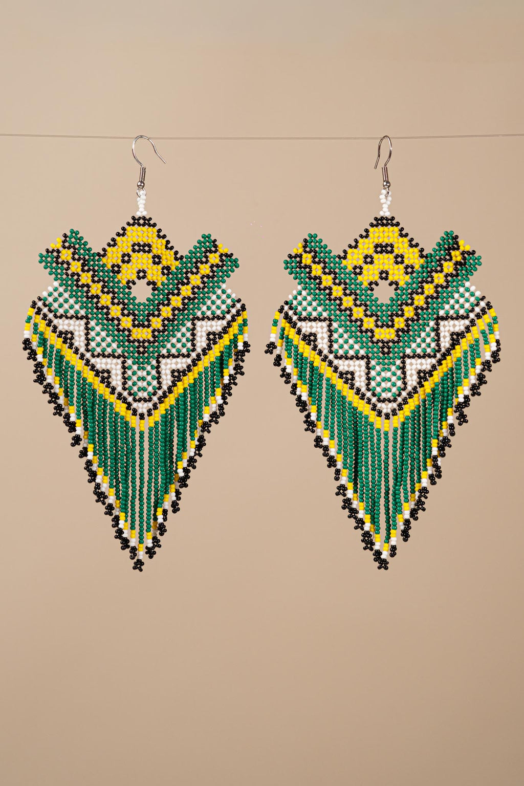 Brincos de miçangas verde e amarelo feito pelo povo Kayapó, artesanato indígena brasileiro