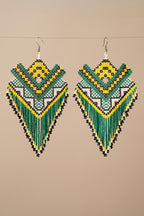 Brincos de miçangas verde e amarelo feito pelo povo Kayapó, artesanato indígena brasileiro