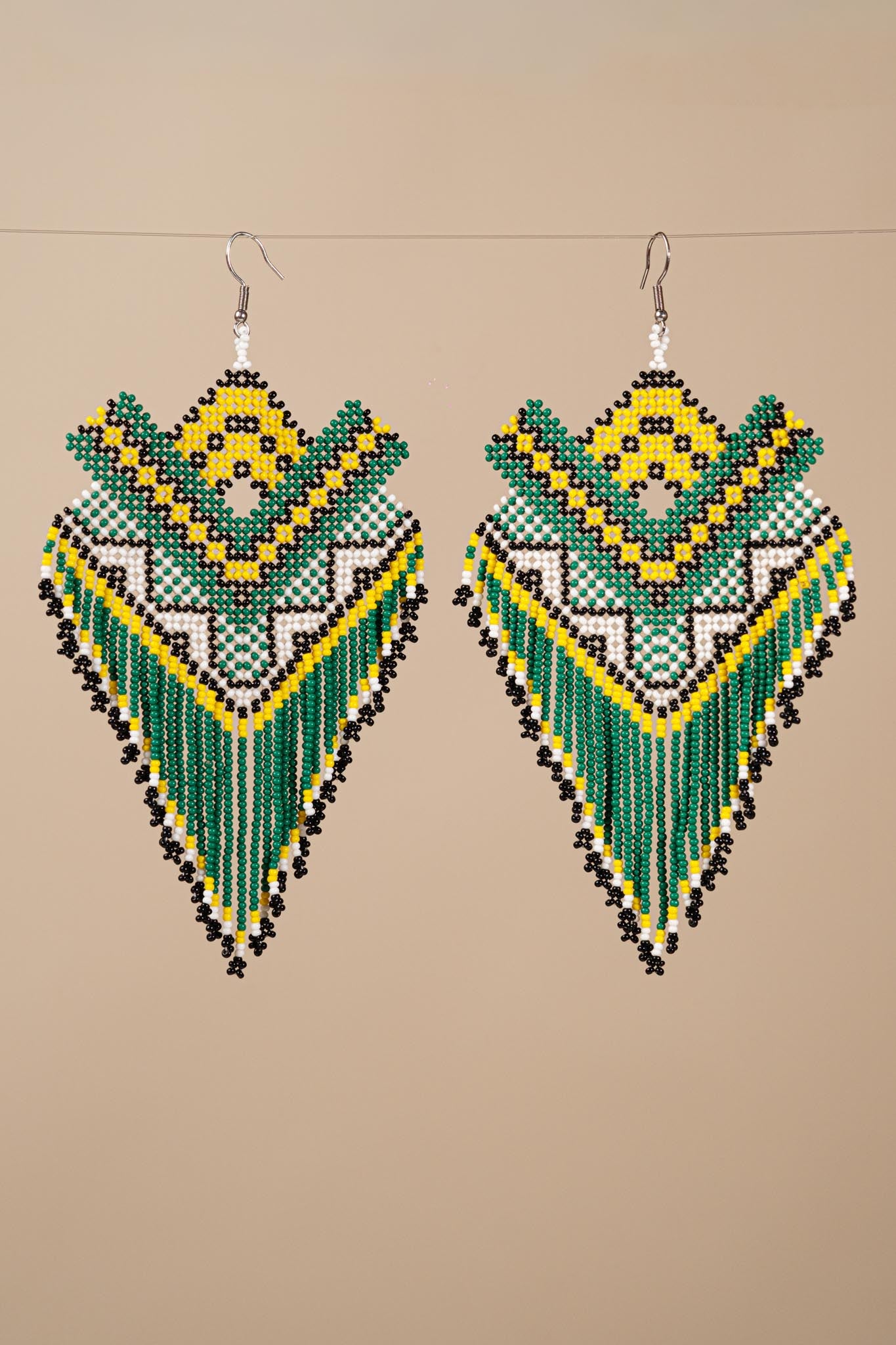 Brincos de miçangas verde e amarelo feito pelo povo Kayapó, artesanato indígena brasileiro