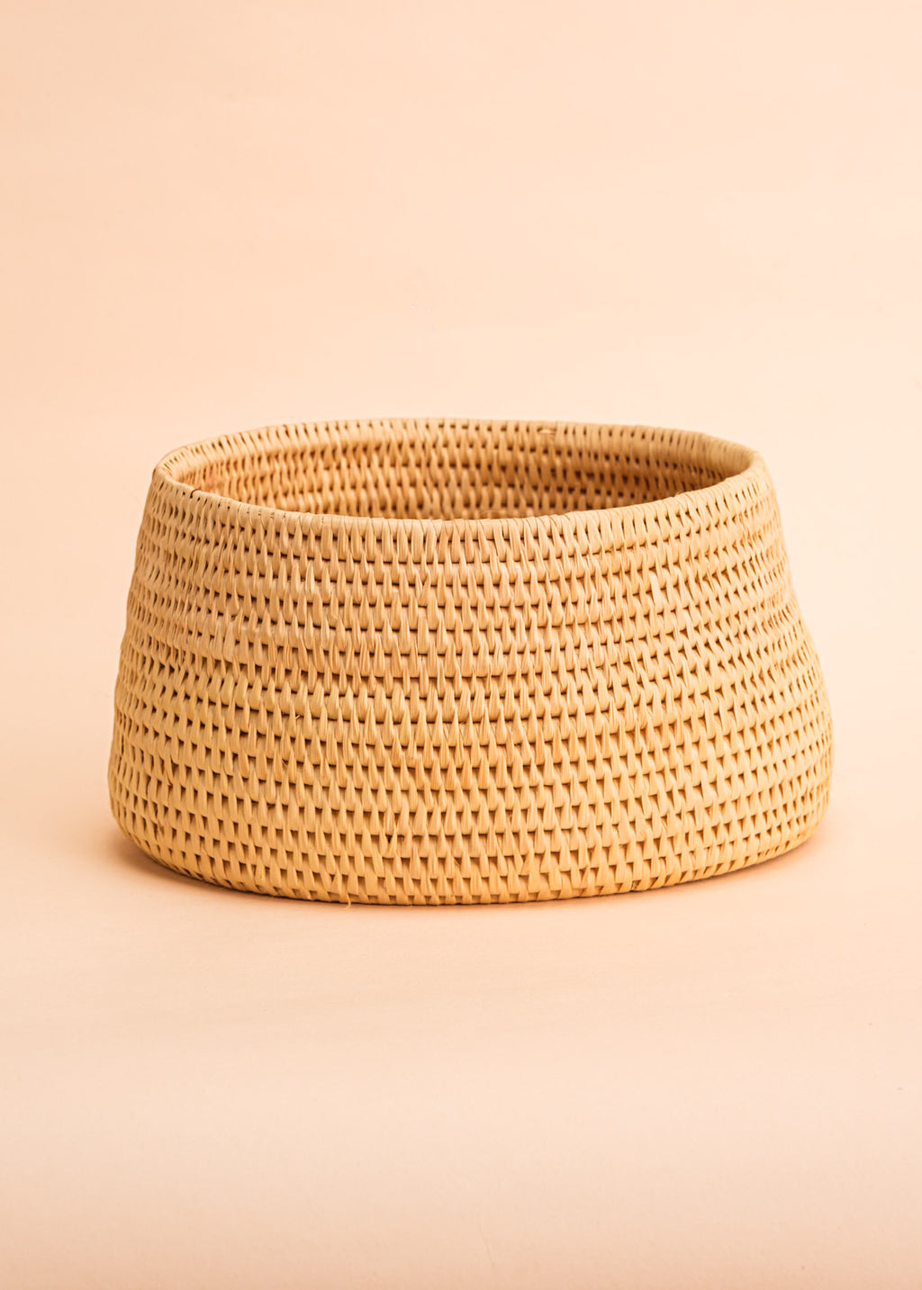 Cesto de fibra de arumã bege e natural feito pelo povo Oro Wari, artesanato indígena brasileiro 