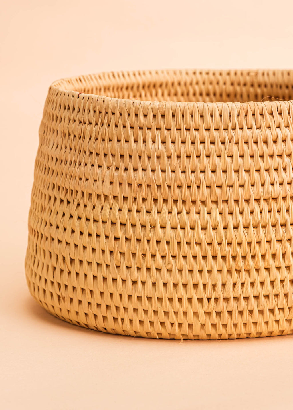 Cesto de fibra de arumã bege e natural feito pelo povo Oro Wari, artesanato indígena brasileiro 