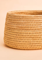 Cesto de fibra de arumã bege e natural feito pelo povo Oro Wari, artesanato indígena brasileiro 
