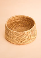Cesto de fibra de arumã bege e natural feito pelo povo Oro Wari, artesanato indígena brasileiro 