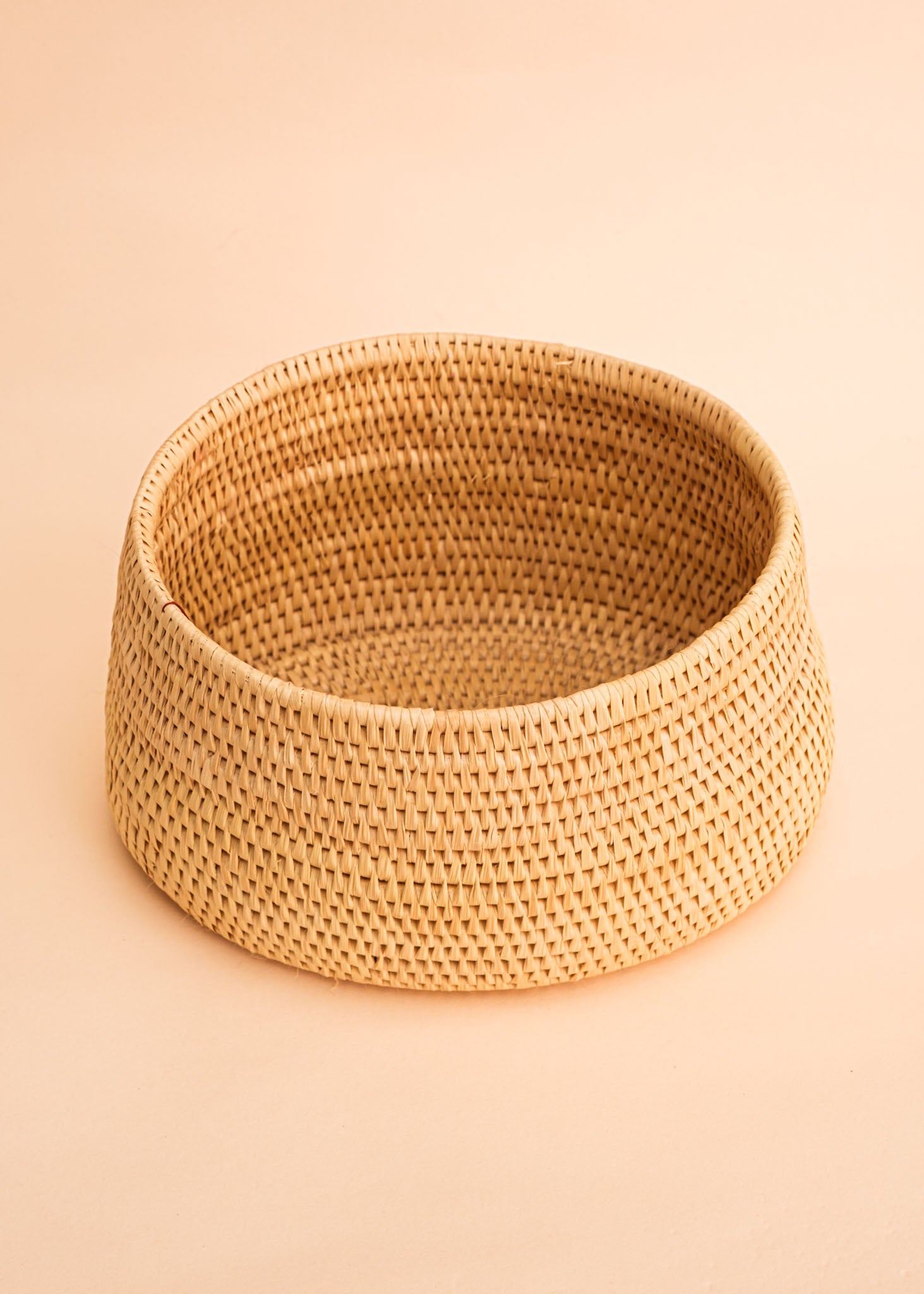 Cesto de fibra de arumã bege e natural feito pelo povo Oro Wari, artesanato indígena brasileiro 