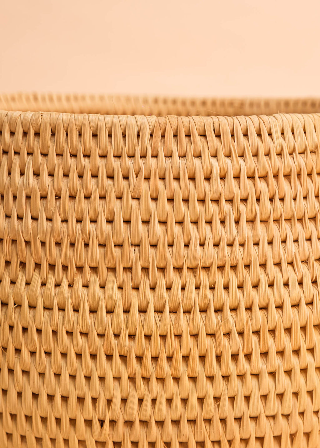 Cesto de fibra de arumã bege e natural feito pelo povo Oro Wari, artesanato indígena brasileiro 