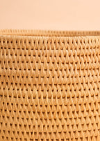 Cesto de fibra de arumã bege e natural feito pelo povo Oro Wari, artesanato indígena brasileiro 