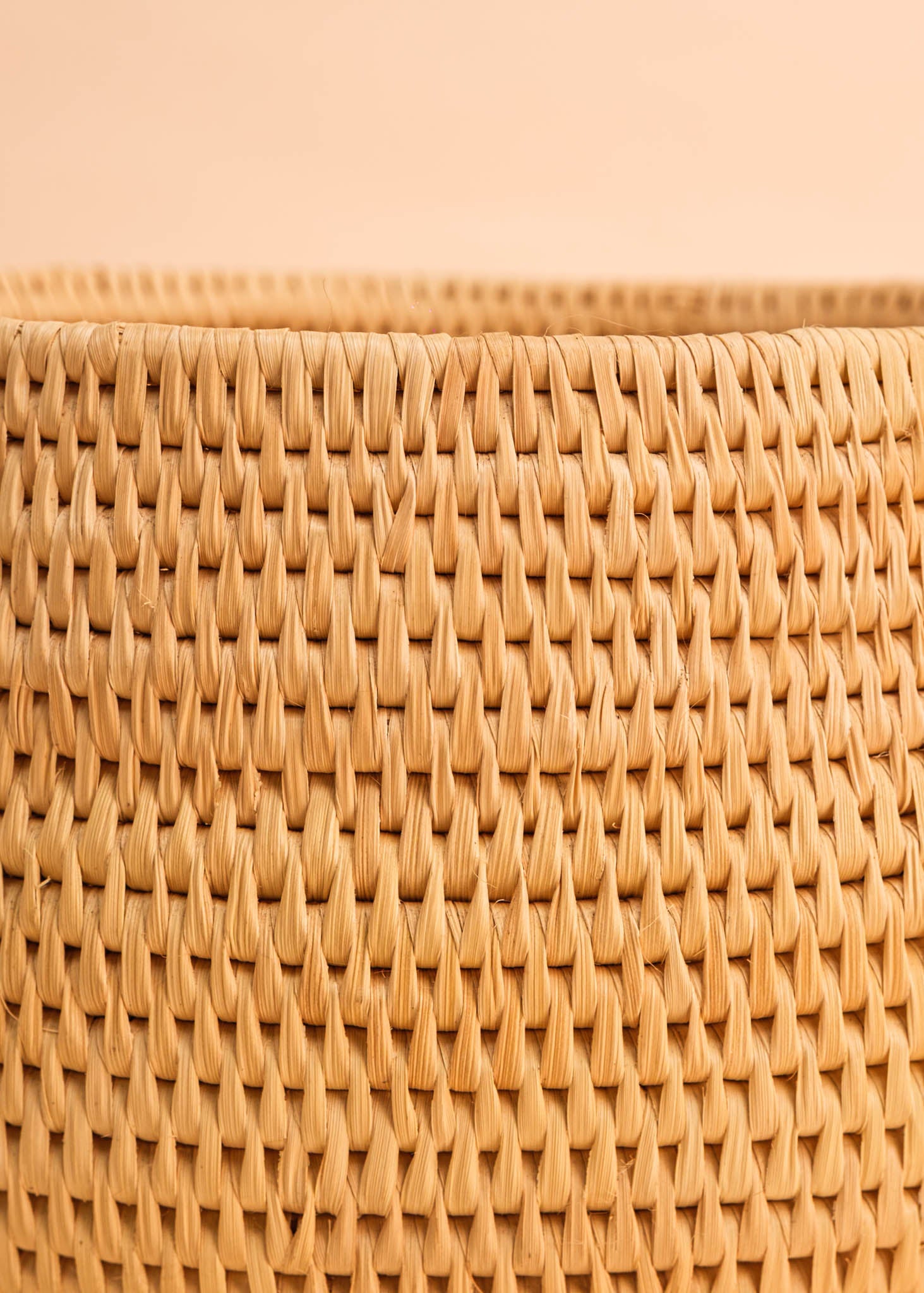 Cesto de fibra de arumã bege e natural feito pelo povo Oro Wari, artesanato indígena brasileiro 